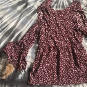 American Eagle cold shoulder top. Wide sleeves